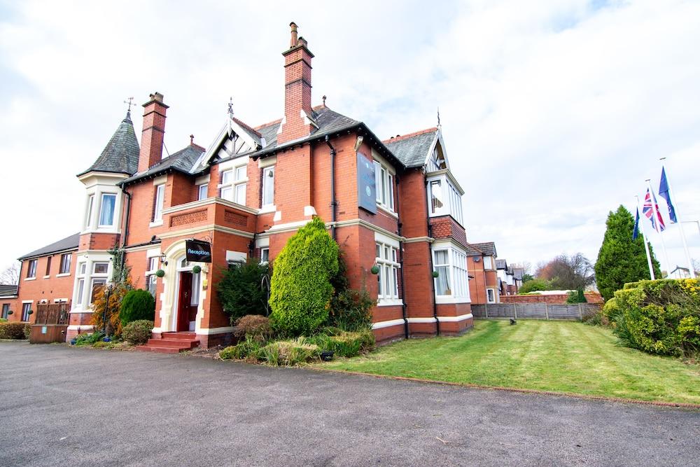Trivelles Park Hotel Preston  Exterior photo